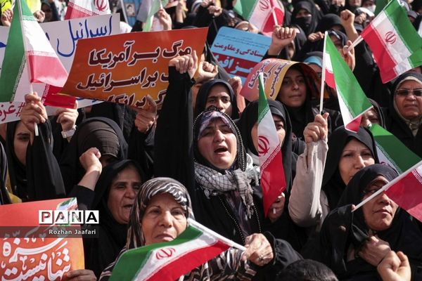 اجتماع بزرگ دانش‌آموزان شیرازی درحمایت ازمردم غزه درحرم شاهچراغ (ع)