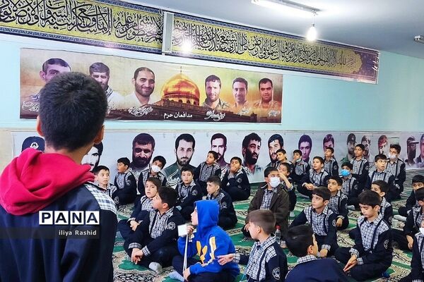 برپایی اقامه نماز جماعت در مدرسه شاهد خاتم‌الانبیا شهرستان‌قرچک