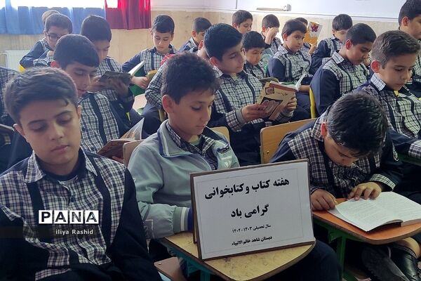 بازدید دانش‌آموزان از کتابخانه مدرسه شاهد خاتم الانبیاء شهرستان قرچک