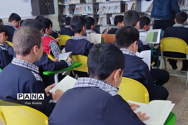 بازدید دانش‌آموزان از کتابخانه مدرسه شاهد خاتم الانبیاء شهرستان قرچک