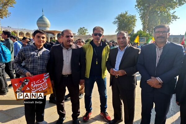 حضور پرشور دانش‌آموزان پسر شیرازی در تجمع حمایت از کودکان مظلوم غزه