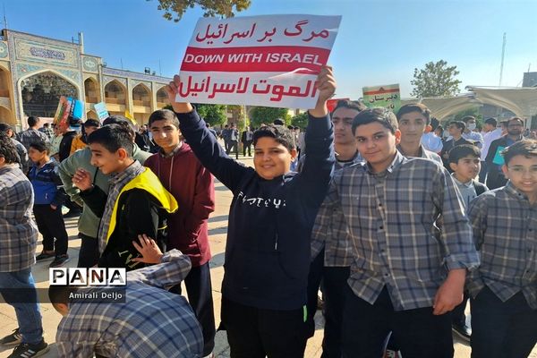 حضور پرشور دانش‌آموزان پسر شیرازی در تجمع حمایت از کودکان مظلوم غزه