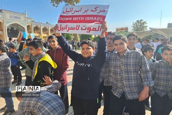 حضور پرشور دانش‌آموزان پسر شیرازی در تجمع حمایت از کودکان مظلوم غزه