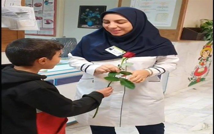 تقدیر دانش آموزان آموزشگاه شهید خلیل کارگر شهرستان میبد  از کادر درمان و مادران پرستار خود/ فیلم