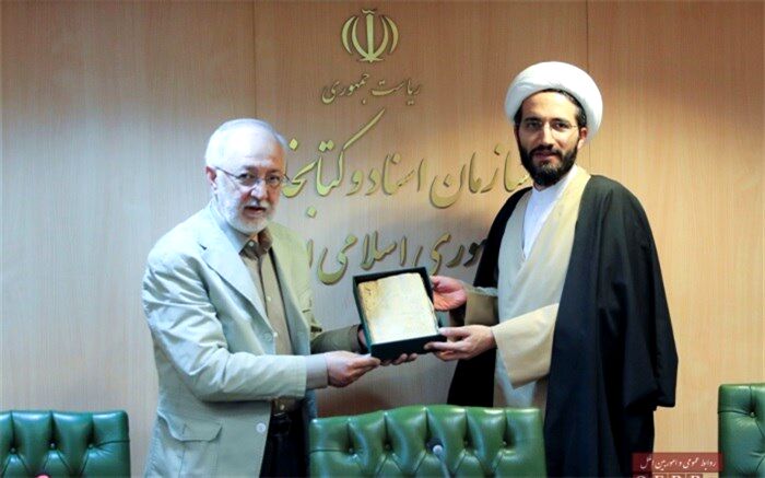 تحویل کتاب دانش‌آموز شهید تازه تفحص‌شده به رئیس سازمان پژوهش‌