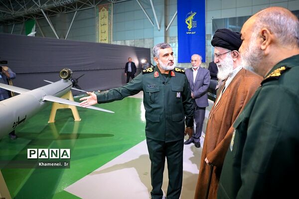بازدید فرمانده‌کل قوا از نمایشگاه دستاوردهای نیروی هوافضای سپاه پاسداران