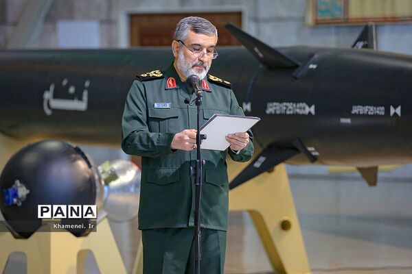 بازدید فرمانده‌کل قوا از نمایشگاه دستاوردهای نیروی هوافضای سپاه پاسداران