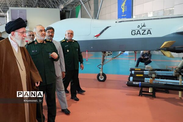 بازدید فرمانده‌کل قوا از نمایشگاه دستاوردهای نیروی هوافضای سپاه پاسداران