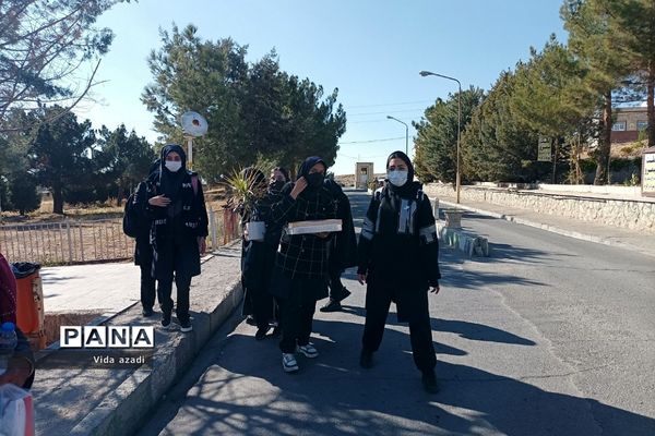 حضور دانش‌آموزان مدرسه نمونه دولتی حضرت رقیه(س)‌دماوند در بیمارستان‌های این منطقه در روز پرستار