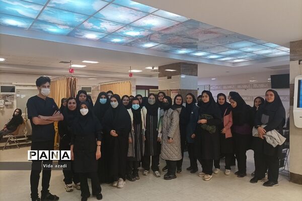 حضور دانش‌آموزان مدرسه نمونه دولتی حضرت رقیه(س)‌دماوند در بیمارستان‌های این منطقه در روز پرستار