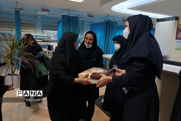 حضور دانش‌آموزان مدرسه نمونه دولتی حضرت رقیه(س)‌دماوند در بیمارستان‌های این منطقه در روز پرستار