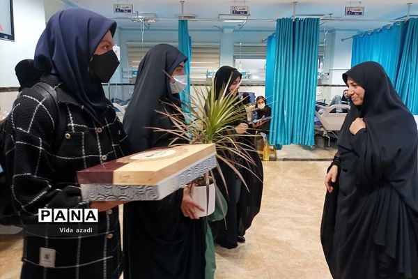 حضور دانش‌آموزان مدرسه نمونه دولتی حضرت رقیه(س)‌دماوند در بیمارستان‌های این منطقه در روز پرستار