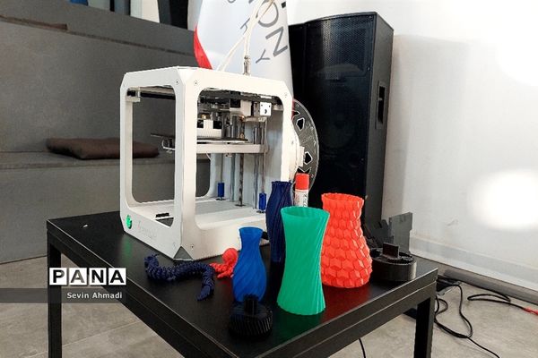 بازدید دانش‌آموزان دبیرستان راز صفادشت از کارخانه نو‌آوری و صنایع خلاق آمپر