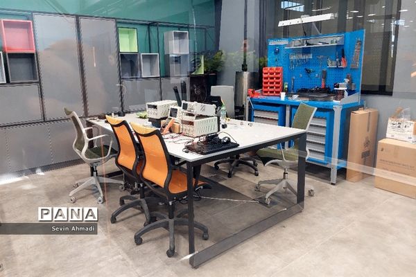 بازدید دانش‌آموزان دبیرستان راز صفادشت از کارخانه نو‌آوری و صنایع خلاق آمپر