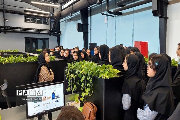 بازدید دانش‌آموزان دبیرستان راز صفادشت از کارخانه نو‌آوری و صنایع خلاق آمپر
