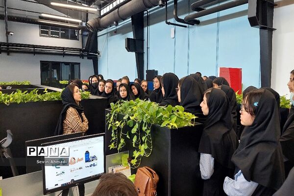 بازدید دانش‌آموزان دبیرستان راز صفادشت از کارخانه نو‌آوری و صنایع خلاق آمپر