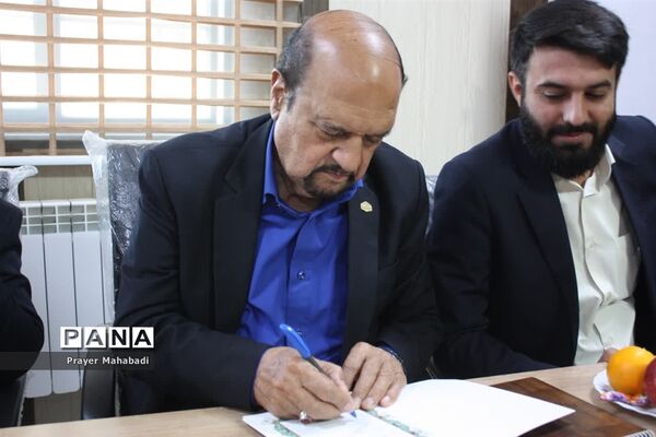 برگزاری جلسه تفاهم‌نامه بازسازی مدرسه ۱۲ کلاسه در آموزش و پرورش شهر جوادآباد
