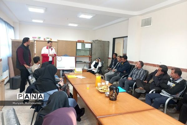 آموزش کمک‌های اولیه در جلسه شورای معلمان شهرستان‌دماوند
