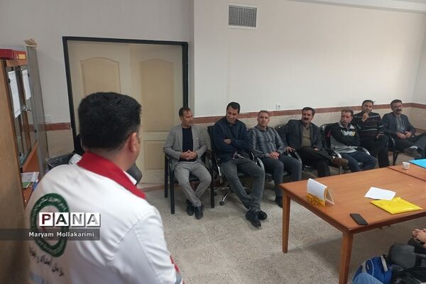 آموزش کمک‌های اولیه در جلسه شورای معلمان شهرستان‌دماوند