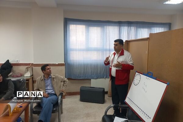 آموزش کمک‌های اولیه در جلسه شورای معلمان شهرستان‌دماوند