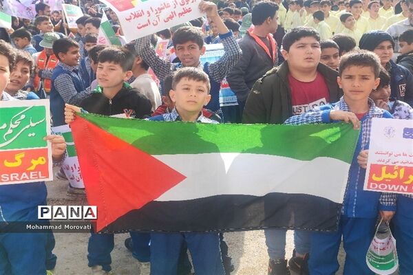 تجمع بزرگ دانش‌آموزان، در محل میدان امام خمینی(ره) شهر آشخانه