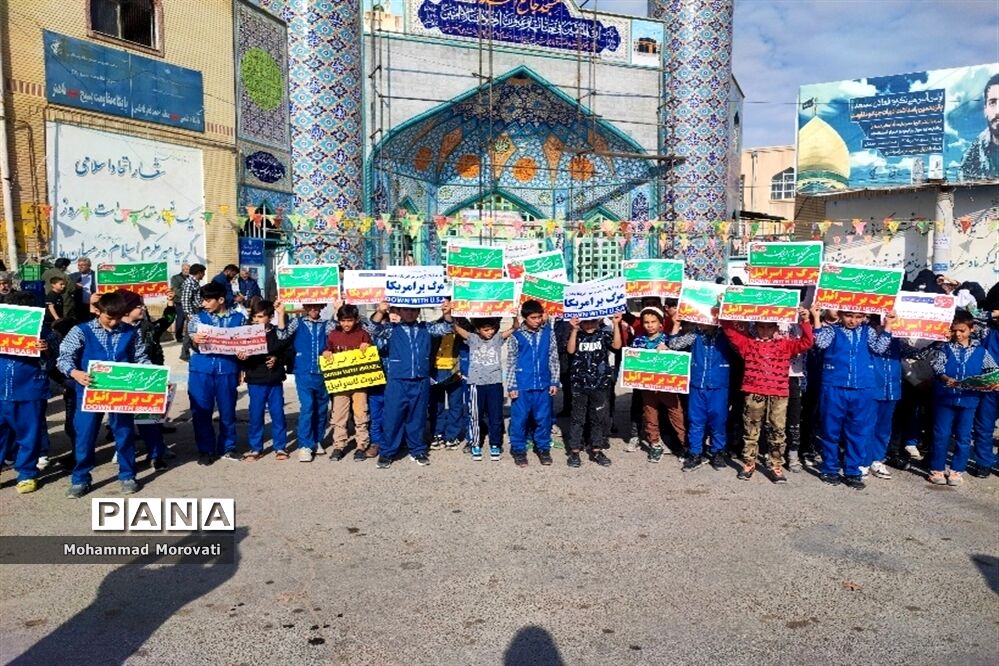 تجمع بزرگ دانش‌آموزان، در محل میدان امام خمینی(ره) شهر آشخانه