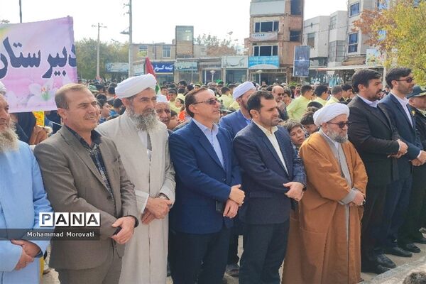 تجمع بزرگ دانش‌آموزان، در محل میدان امام خمینی(ره) شهر آشخانه