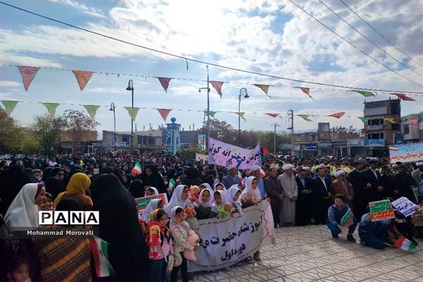 تجمع بزرگ دانش‌آموزان، در محل میدان امام خمینی(ره) شهر آشخانه