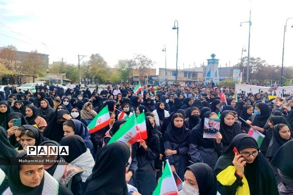 تجمع بزرگ دانش‌آموزان، در محل میدان امام خمینی(ره) شهر آشخانه