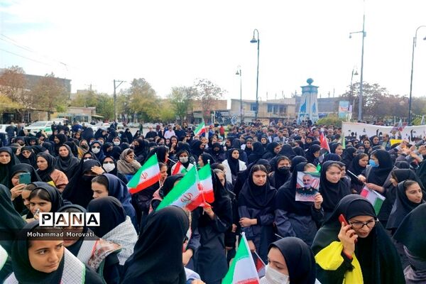 تجمع بزرگ دانش‌آموزان، در محل میدان امام خمینی(ره) شهر آشخانه