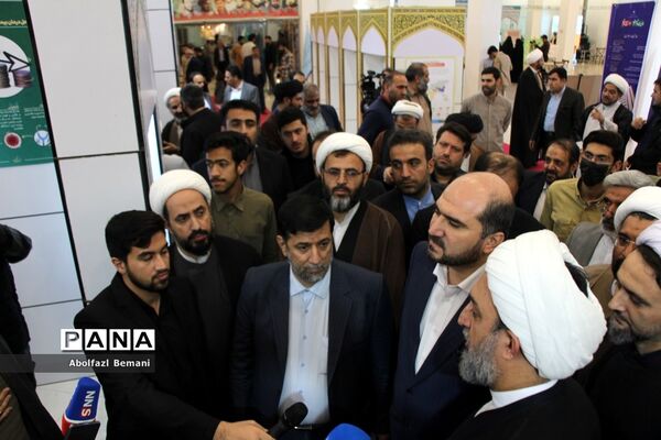 بازدید معاون اجرایی رئیس جمهوری از نمایشگاه «روایت پیشرفت» در قم