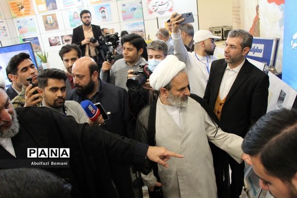 بازدید معاون اجرایی رئیس جمهوری از نمایشگاه «روایت پیشرفت» در قم