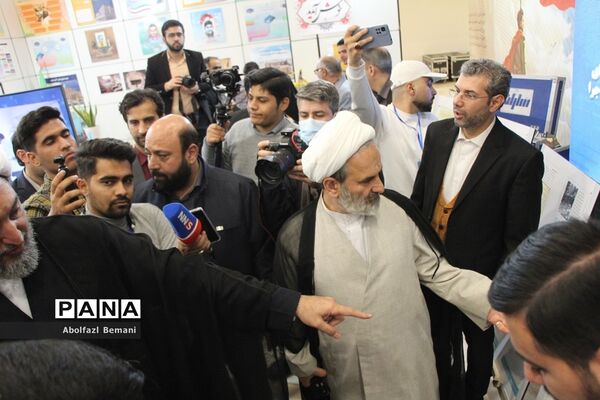 بازدید معاون اجرایی رئیس جمهوری از نمایشگاه «روایت پیشرفت» در قم