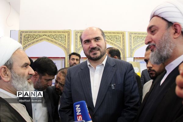 بازدید معاون اجرایی رئیس جمهوری از نمایشگاه «روایت پیشرفت» در قم