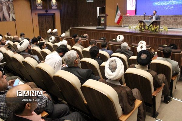 بازدید سخنگوی دولت از نخستین نمایشگاه «روایت پیشرفت» در قم