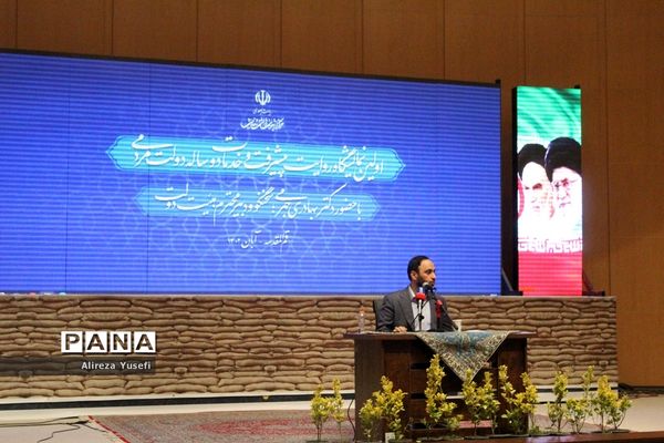 بازدید سخنگوی دولت از نخستین نمایشگاه «روایت پیشرفت» در قم