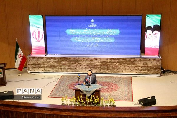 بازدید سخنگوی دولت از نخستین نمایشگاه «روایت پیشرفت» در قم