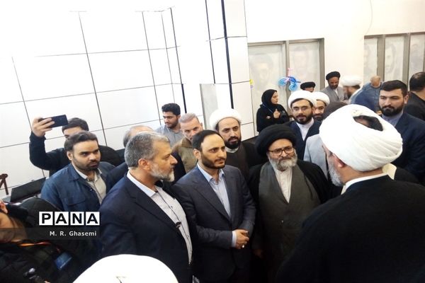 بازدید سخنگوی دولت از نخستین نمایشگاه «روایت پیشرفت» در قم