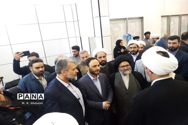 بازدید سخنگوی دولت از نخستین نمایشگاه «روایت پیشرفت» در قم