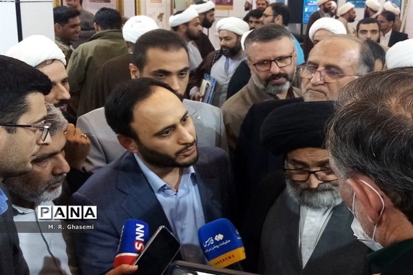 بازدید سخنگوی دولت از نخستین نمایشگاه «روایت پیشرفت» در قم