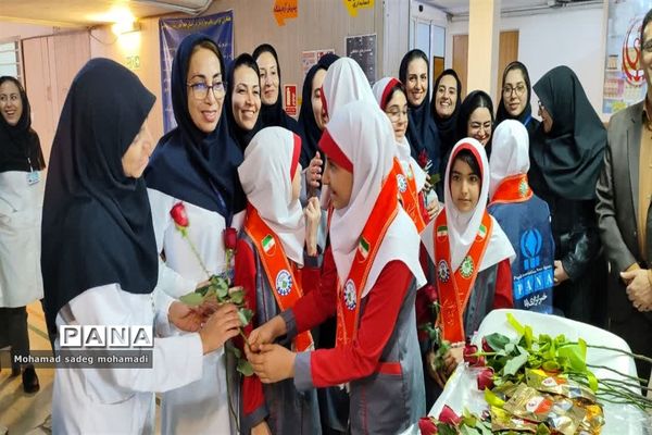 تقدیر مسئولان و دانش‌آموزان پیشتاز ناحیه دو شیراز از پرستاران بیمارستان حافظ شیراز