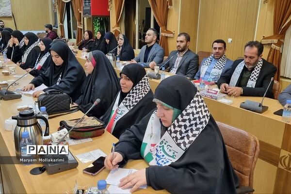 دیدار دانش‌آموزان نخبه شهرستان‌ دماوند با وزیر کشور