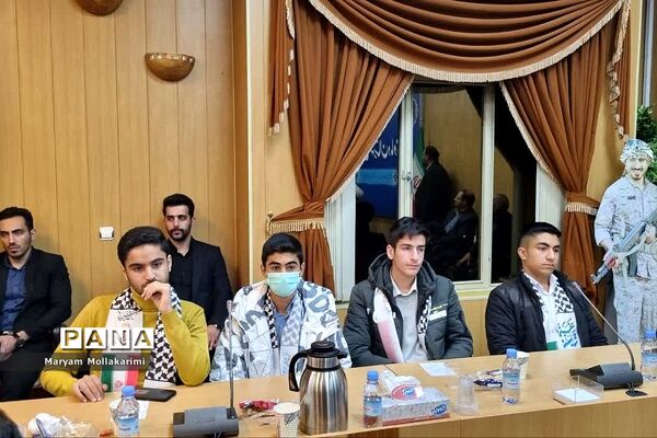 دیدار دانش‌آموزان نخبه شهرستان‌ دماوند با وزیر کشور