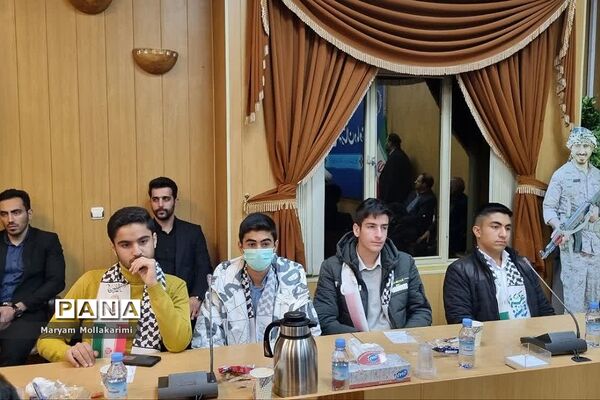 دیدار دانش‌آموزان نخبه شهرستان‌ دماوند با وزیر کشور