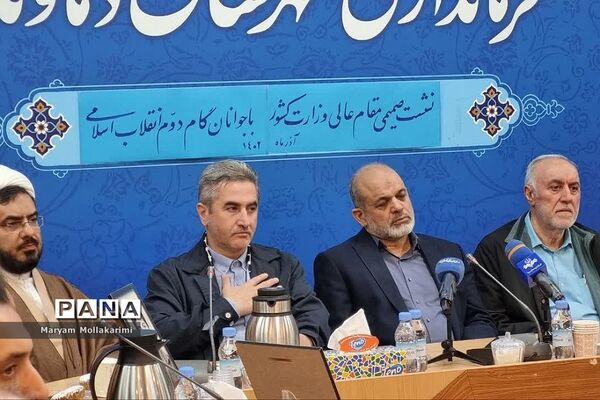 دیدار دانش‌آموزان نخبه شهرستان‌ دماوند با وزیر کشور