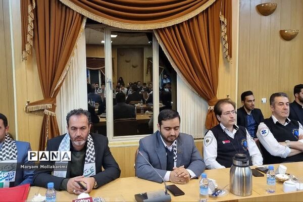 دیدار دانش‌آموزان نخبه شهرستان‌ دماوند با وزیر کشور