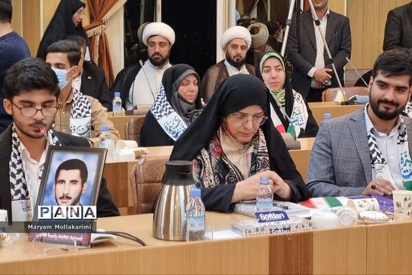 دیدار دانش‌آموزان نخبه شهرستان‌ دماوند با وزیر کشور