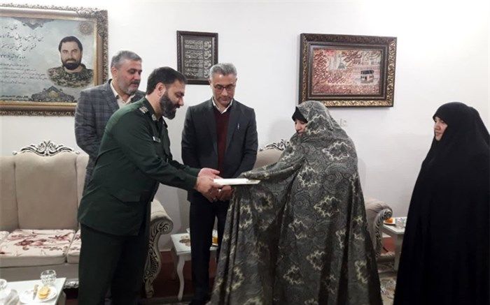 دیدار با خانواده شهدا ادای دین به مقام شهدا و موجب تقویت روحیه خدمتگزاری برای مسئولان است
