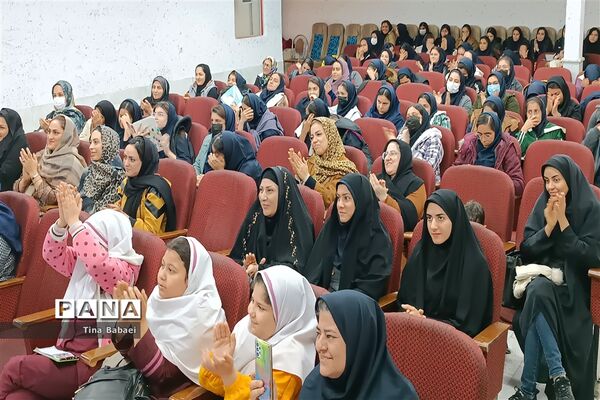 مراسم تقدیر ازمربیان تابستان و دانش‌آموزان فعال در کانون هاجر ساوه