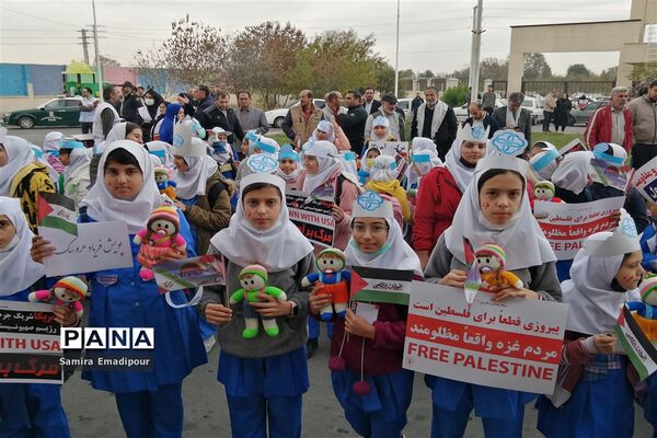 پویش خودجوش دانش‌آموزان دبستان صدیقه ملارد در حمایت از کودکان غزه با فریاد عروسک‌ها